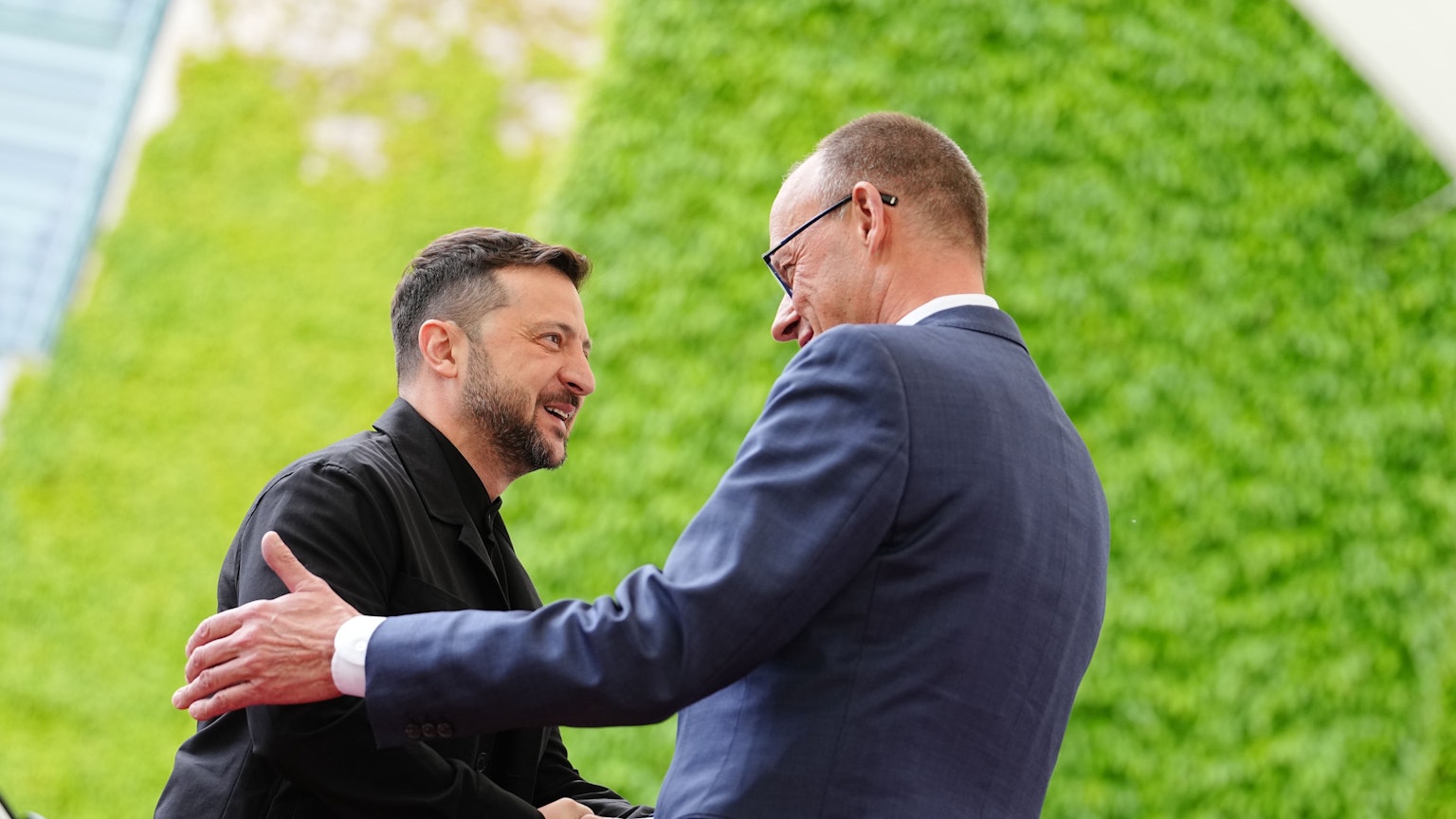 Wolodymyr Selenskyj (l), Präsident der Ukraine, zusammen mit Bundeskanzler Friedrich Merz (CDU) vor dem Bundeskanzleramt. (Archivbild)