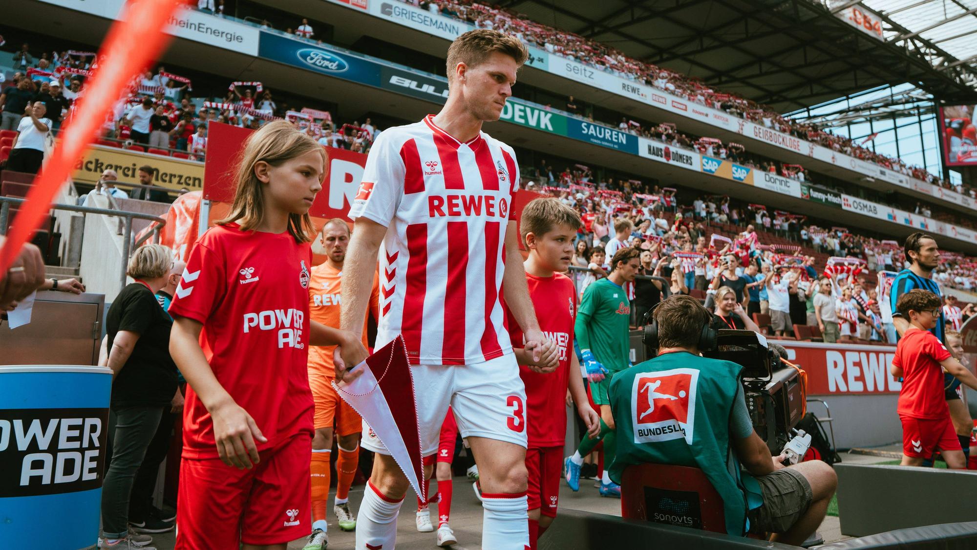 Marius Bülter läuft vor einem Spiel des 1. FC Köln ein.