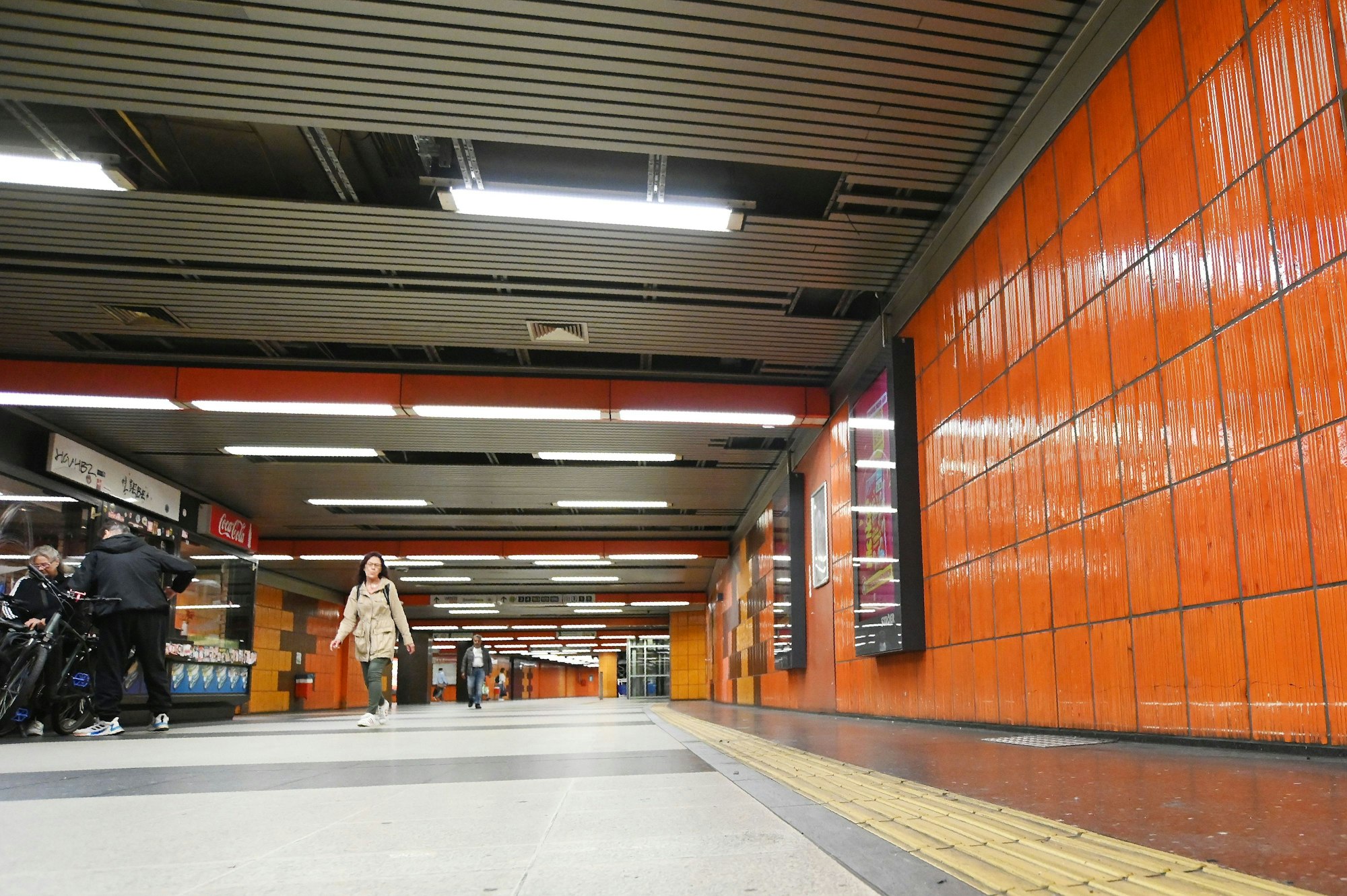 Die unterirdische KVB-Haltestelle Bahnhof Deutz/Messe