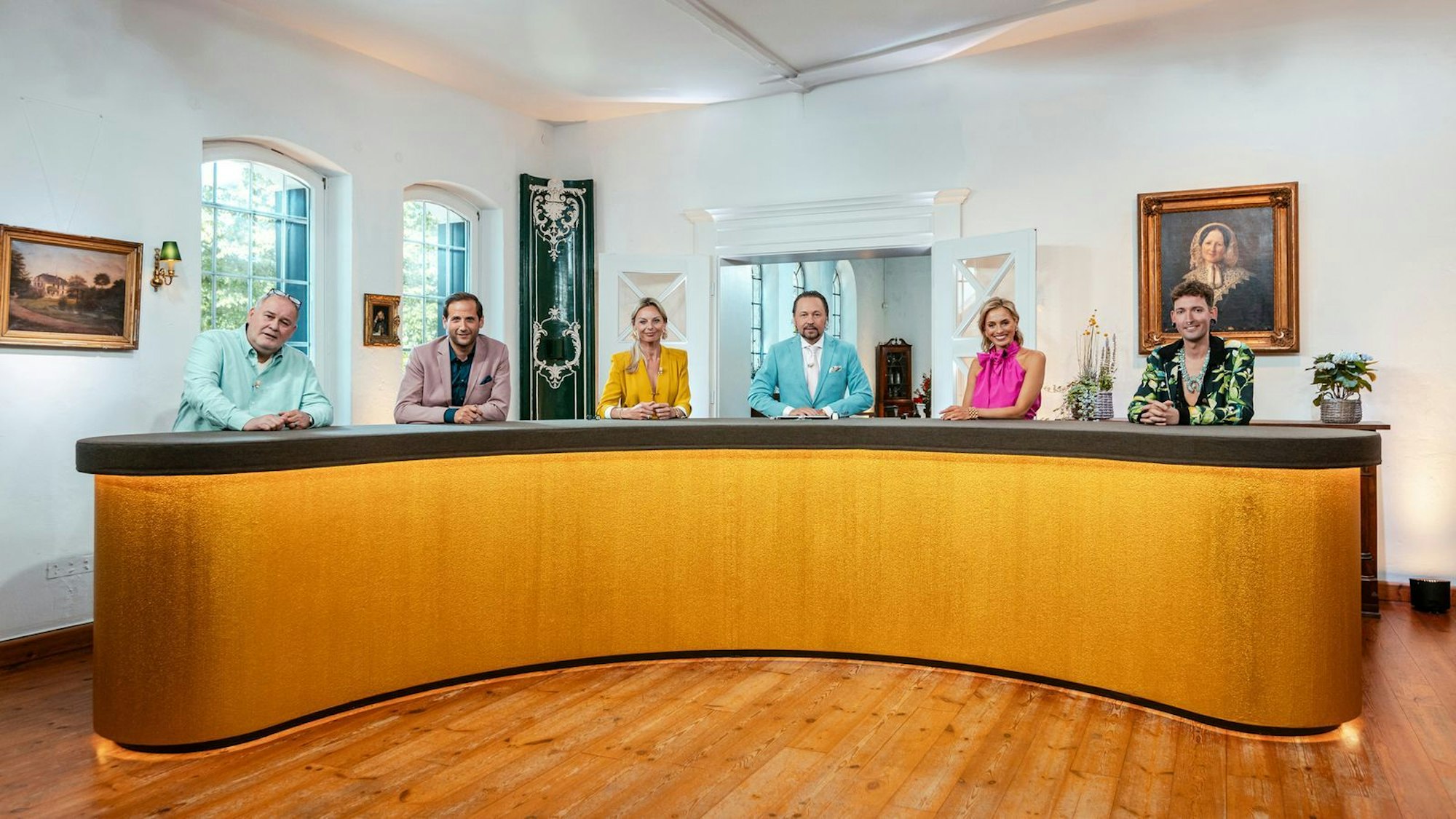 Im Handelsraum blieb ein wildes Wettbieten dann aber doch aus. Schließlich kaufte Kunstliebhaber Fabian Kahl (rechts) das Hellhoff-Gemälde - für 1200 Euro. (Bild: ZDF / Eugen Shkolnikov)