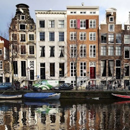 ARCHIV - Häuser an der Herengracht spiegeln sich im Wasser in Amsterdam, Niederlande.