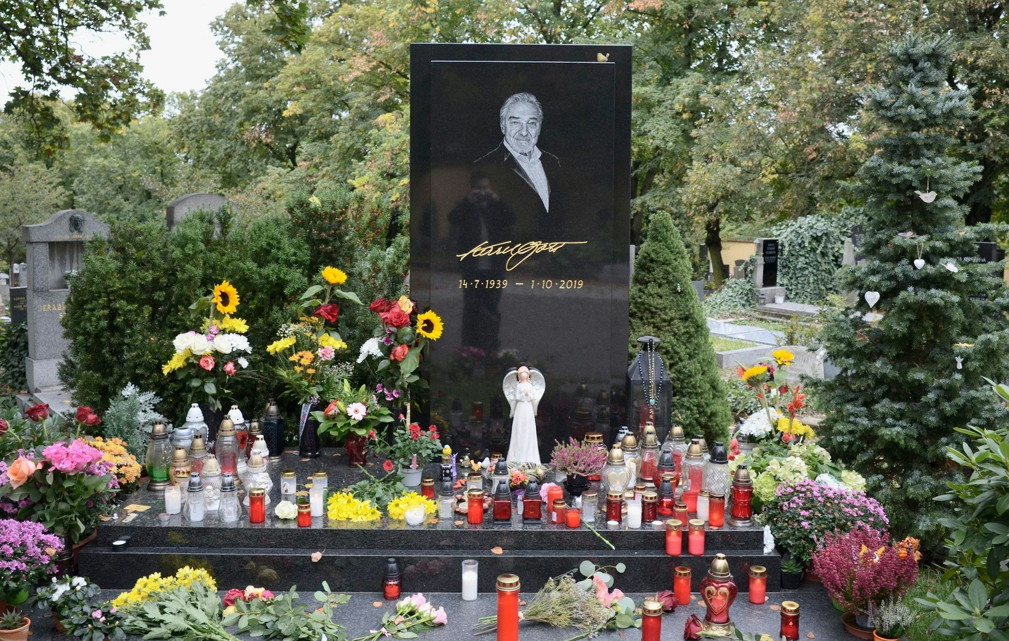 Am Grab des tschechischen Sängers Karel Gott auf dem Malvazinky-Friedhof stehen frische Blumen und brennende Kerzen. (Archivbild)