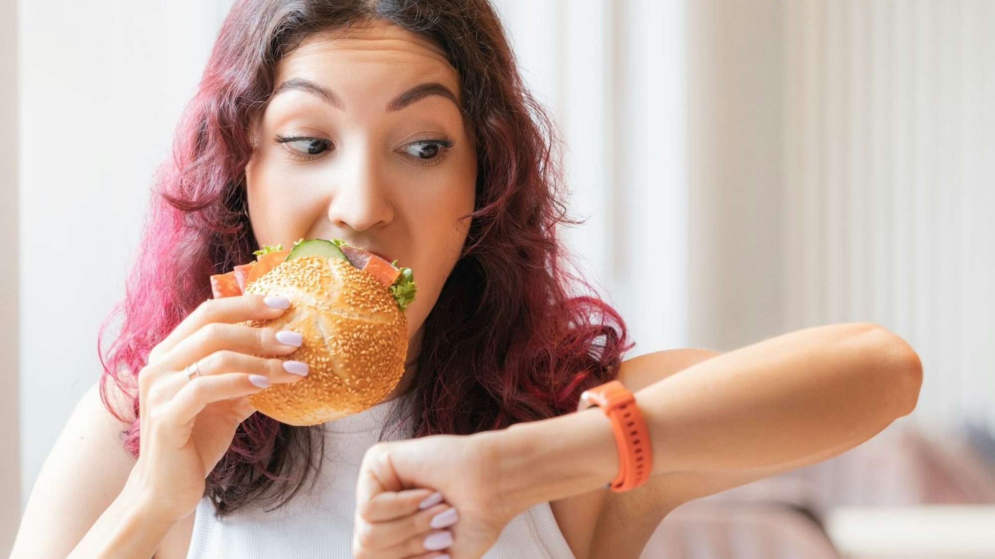Wer nicht an Gewicht zulegen möchte, sollte beim Abendessen die Uhrzeit im Auge behalten.