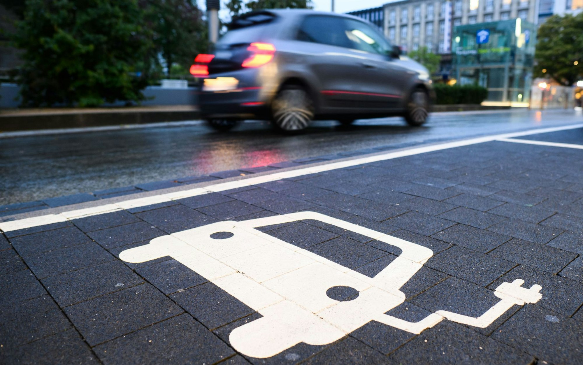 Je mehr Elektroautos unterwegs seien, desto weniger unterscheide sich ihre Schadenbilanz von Verbrennern, sagt die GDV-Geschäftsführerin Anja Käfer-Rohrbach. (Archivbild)
