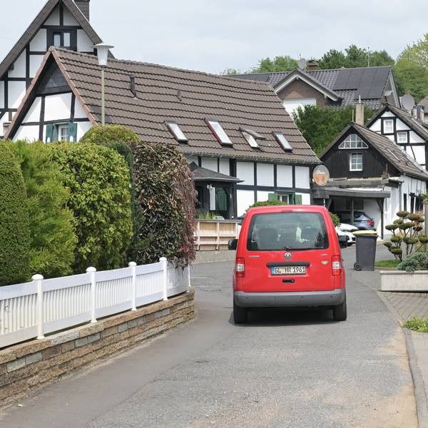 Die Durchfahrt in Rösrath-Menzlingen ist sehr eng. Unstrittig ist daher, dass der Verkehr zu beschränken ist. Strittig ist das Wie.