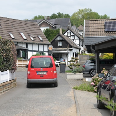 Die Durchfahrt in Rösrath-Menzlingen ist sehr eng. Unstrittig ist daher, dass der Verkehr zu beschränken ist. Strittig ist das Wie.