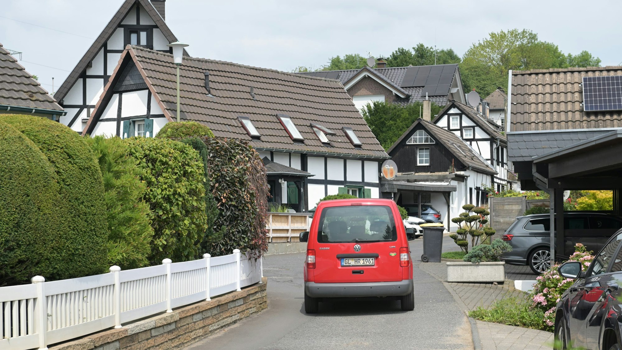 Die Durchfahrt in Rösrath-Menzlingen ist sehr eng. Unstrittig ist daher, dass der Verkehr zu beschränken ist. Strittig ist das Wie.