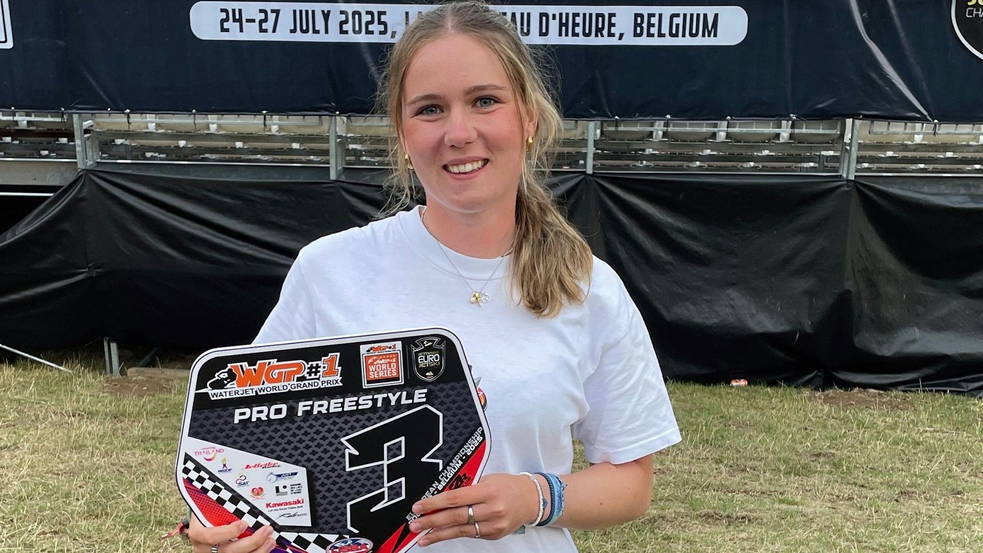 Eine junge Frau mit ihrer gewonnen Trophäe nach der Weltmeisterschaft.