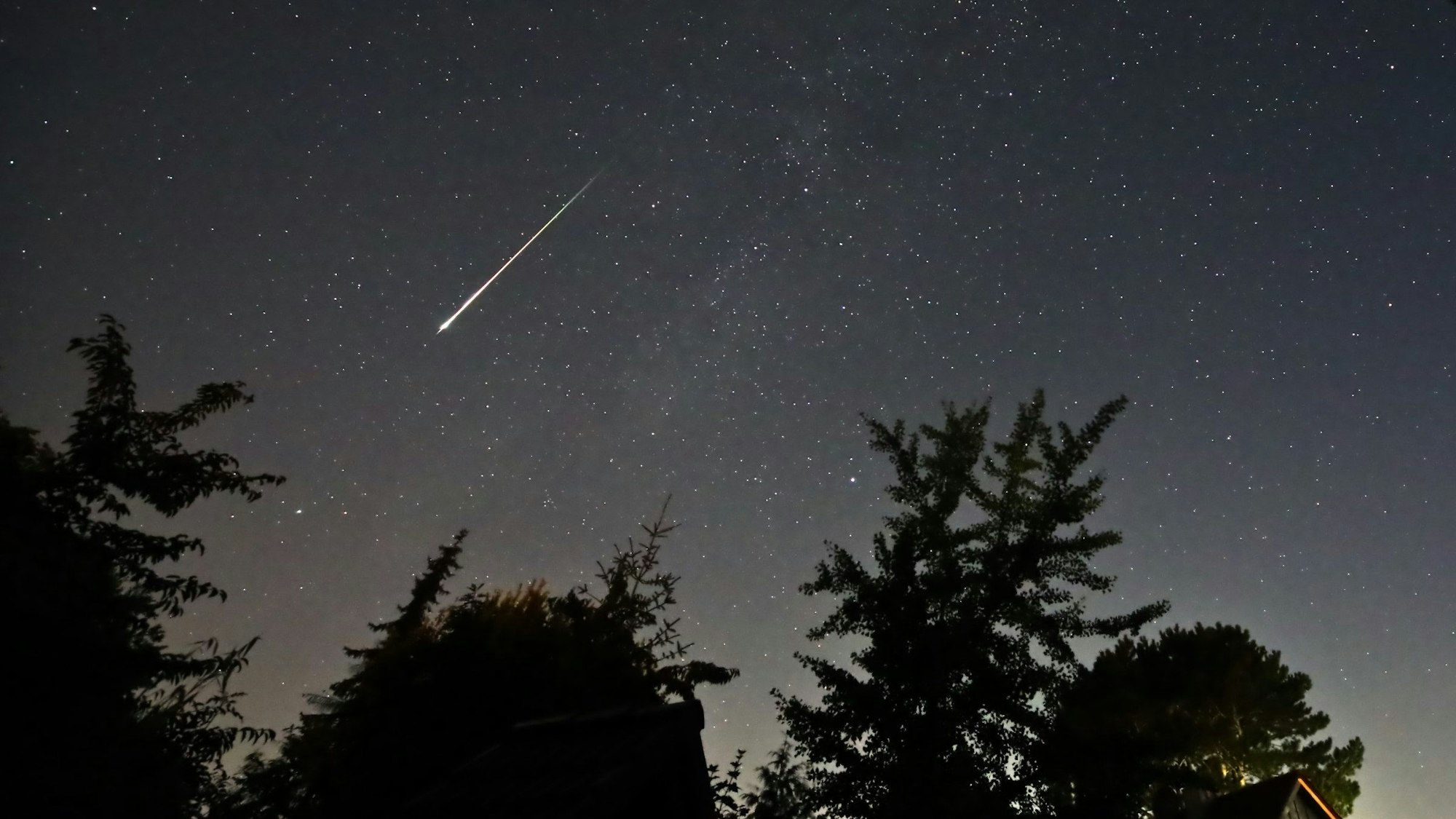 Ein Perseidenmeteor zieht 2023 über den Himmel. Jedes Jahr im August kreuzt die Erde die Bahn eines Kometen.
