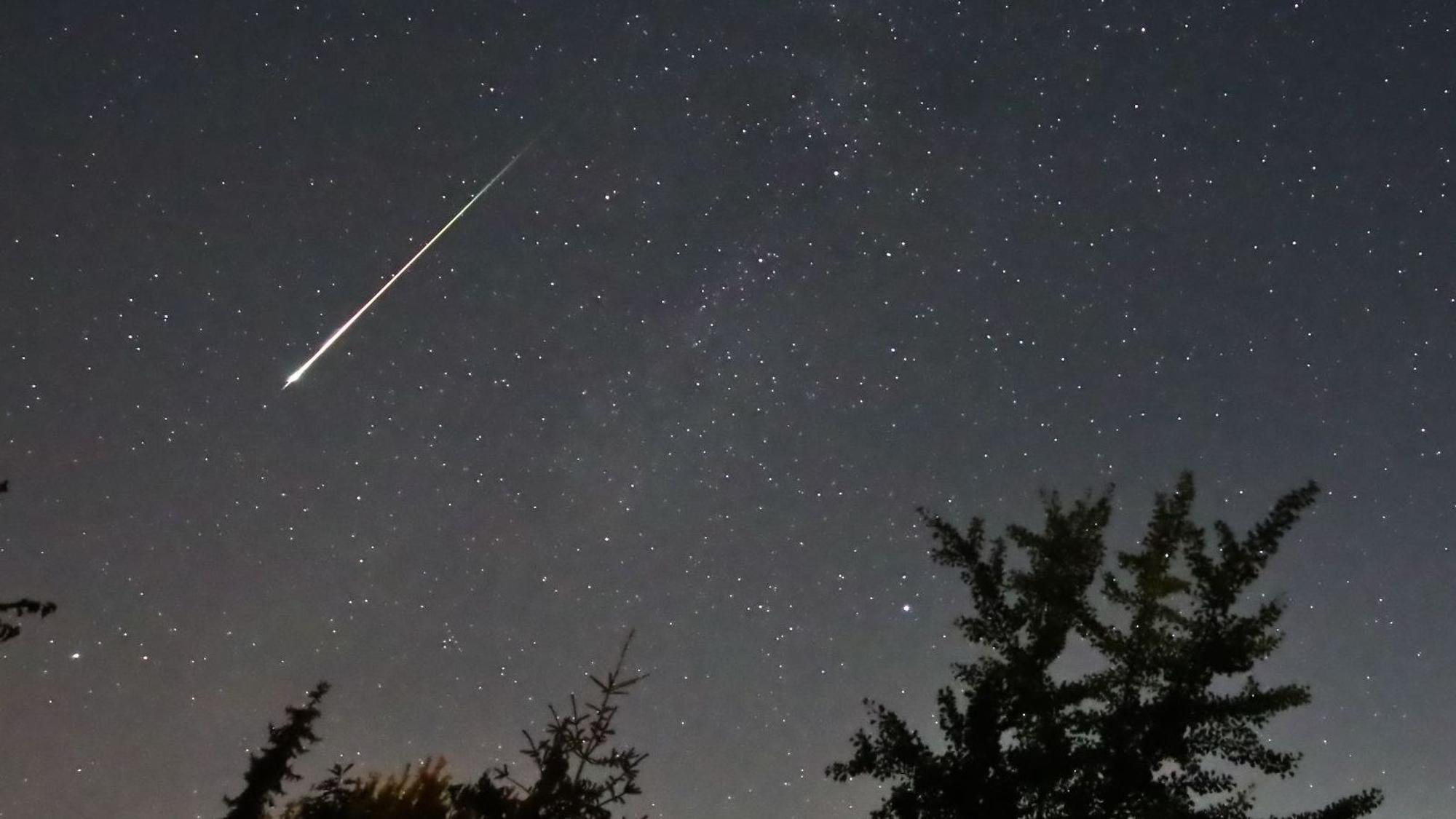 Eine Sternschnuppe am Himmel