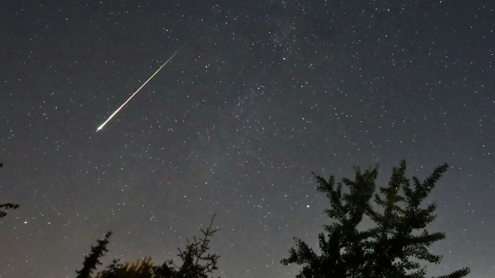 Eine Sternschnuppe am Himmel