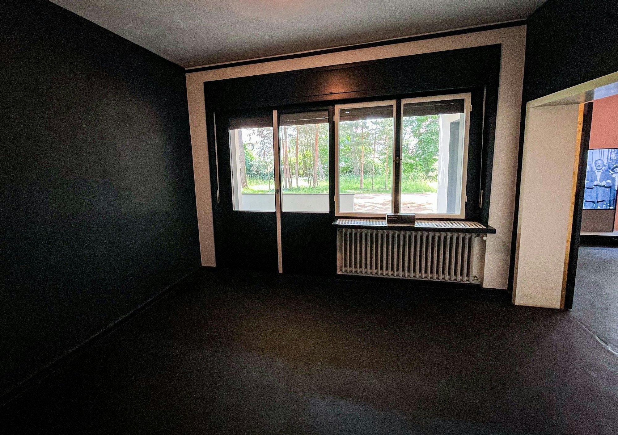 Das schwarze Esszimmer im Meisterhaus von Wassily Kandinsky in Dessau-Roßlau.