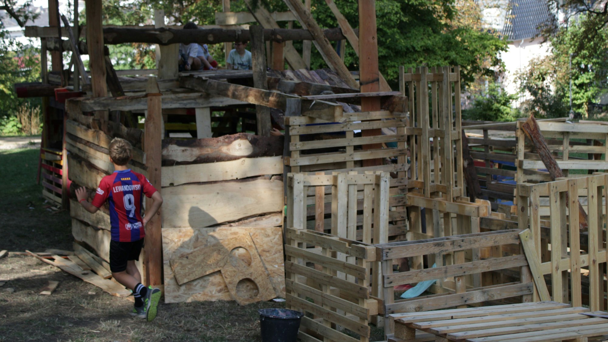 Jedes Jahr gibt es bei der Zukunftswerkstatt auch ein „Hüttenbauprojekt“ auf dem Michaelsberg.