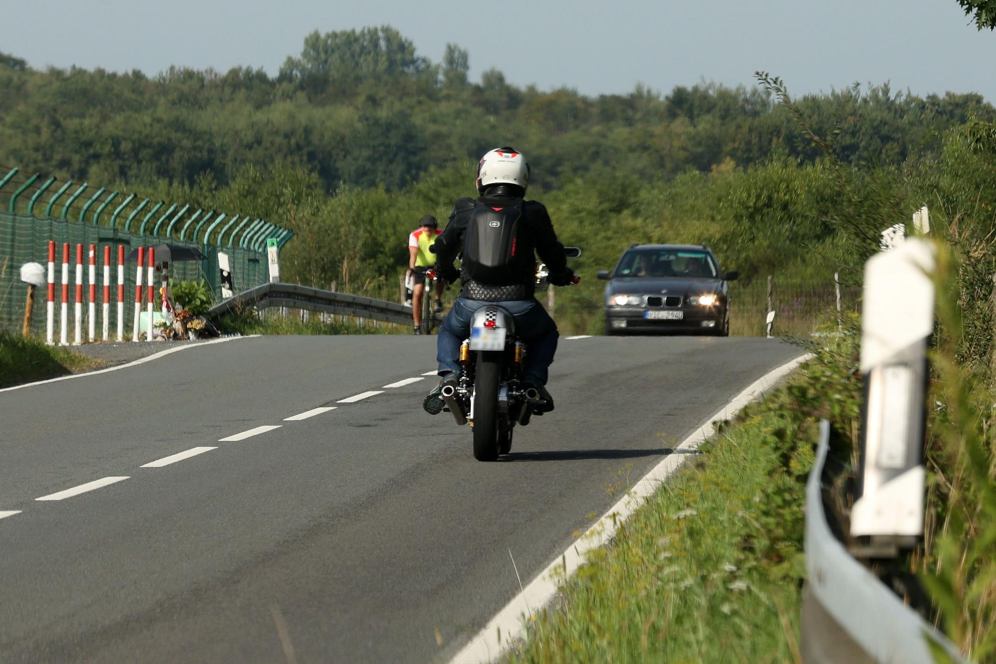 Auch viele Rennradfahrer sind rund um den Flughafen unterwegs.