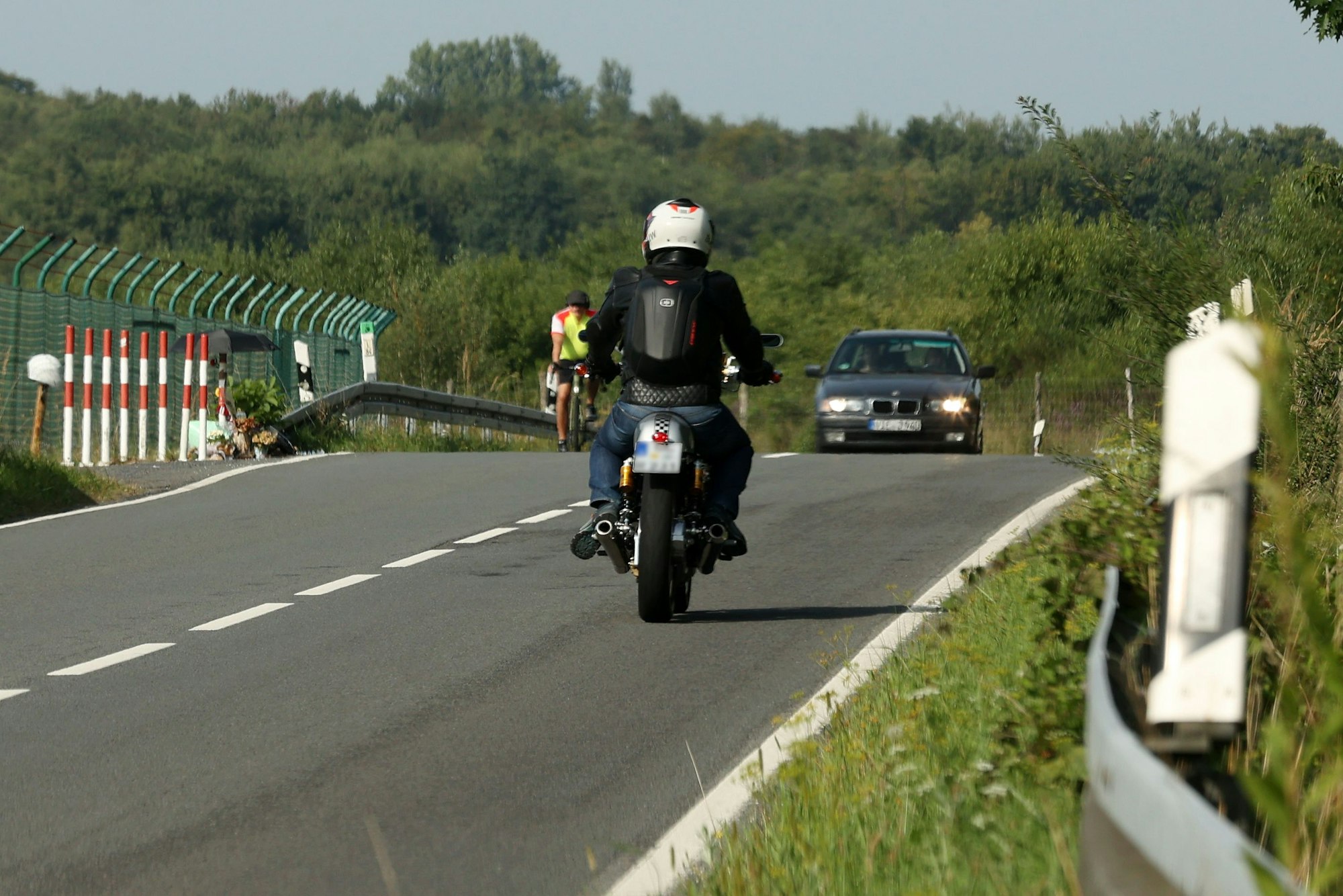 Auch viele Rennradfahrer sind rund um den Flughafen unterwegs.