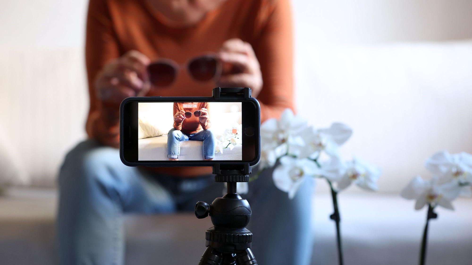 ILLUSTRATION - Einnahmen aus Social Media, wie Werbeposts oder Affiliate-Provisionen, müssen in der Steuererklärung angegeben werden. (zu dpa: «Influencer aufgepasst: Diese Einnahmen sind steuerpflichtig») Foto: Karl-Josef Hildenbrand/dpa/dpa-tmn - Honorarfrei nur für Bezieher des dpa-Themendienstes +++ dpa-Themendienst +++