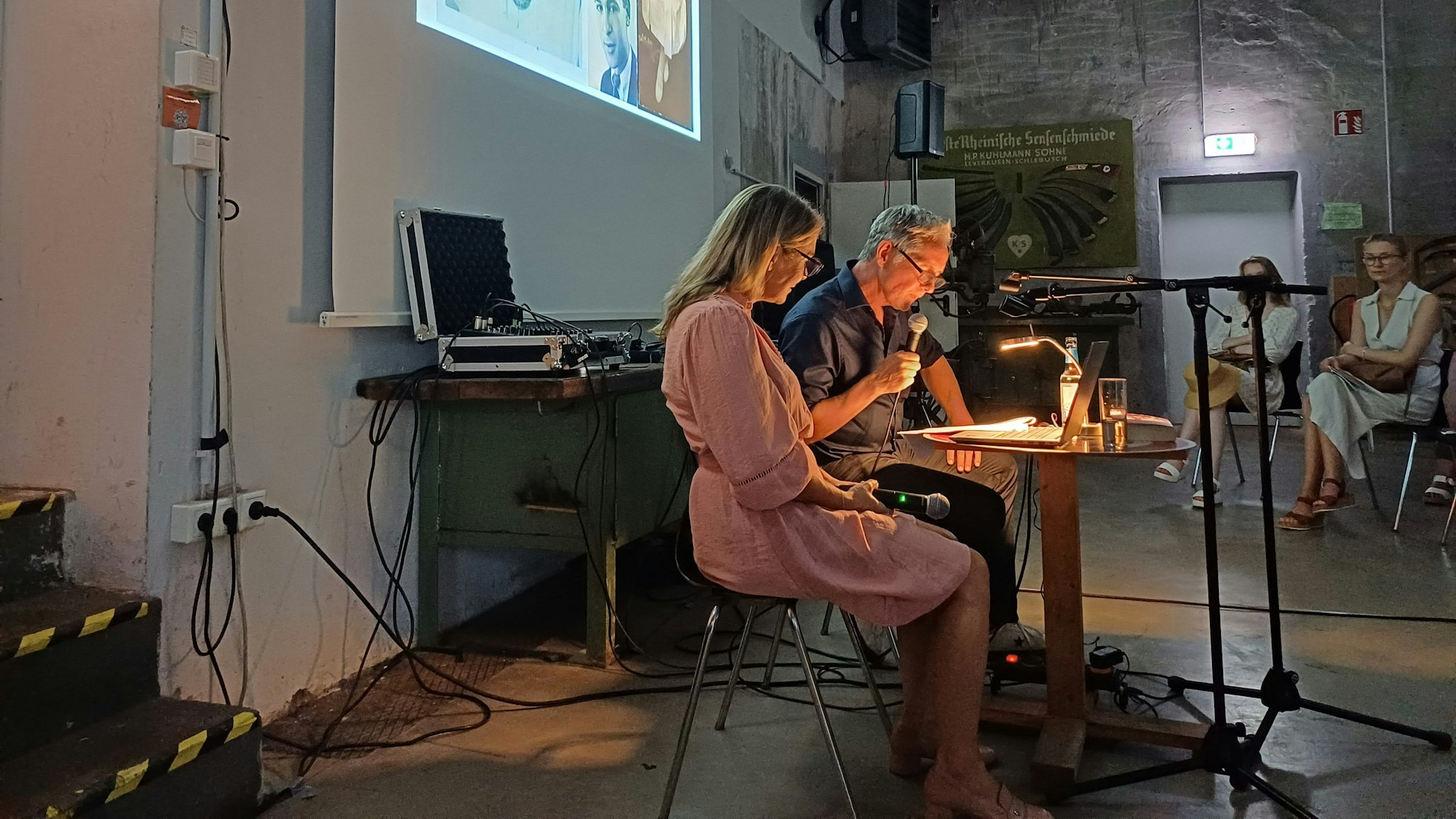 Autorin Elle van Rijn tritt auf dem Literarischen Sommer auf. Oliver Vogt (r.) liest aus ihrem Buch.