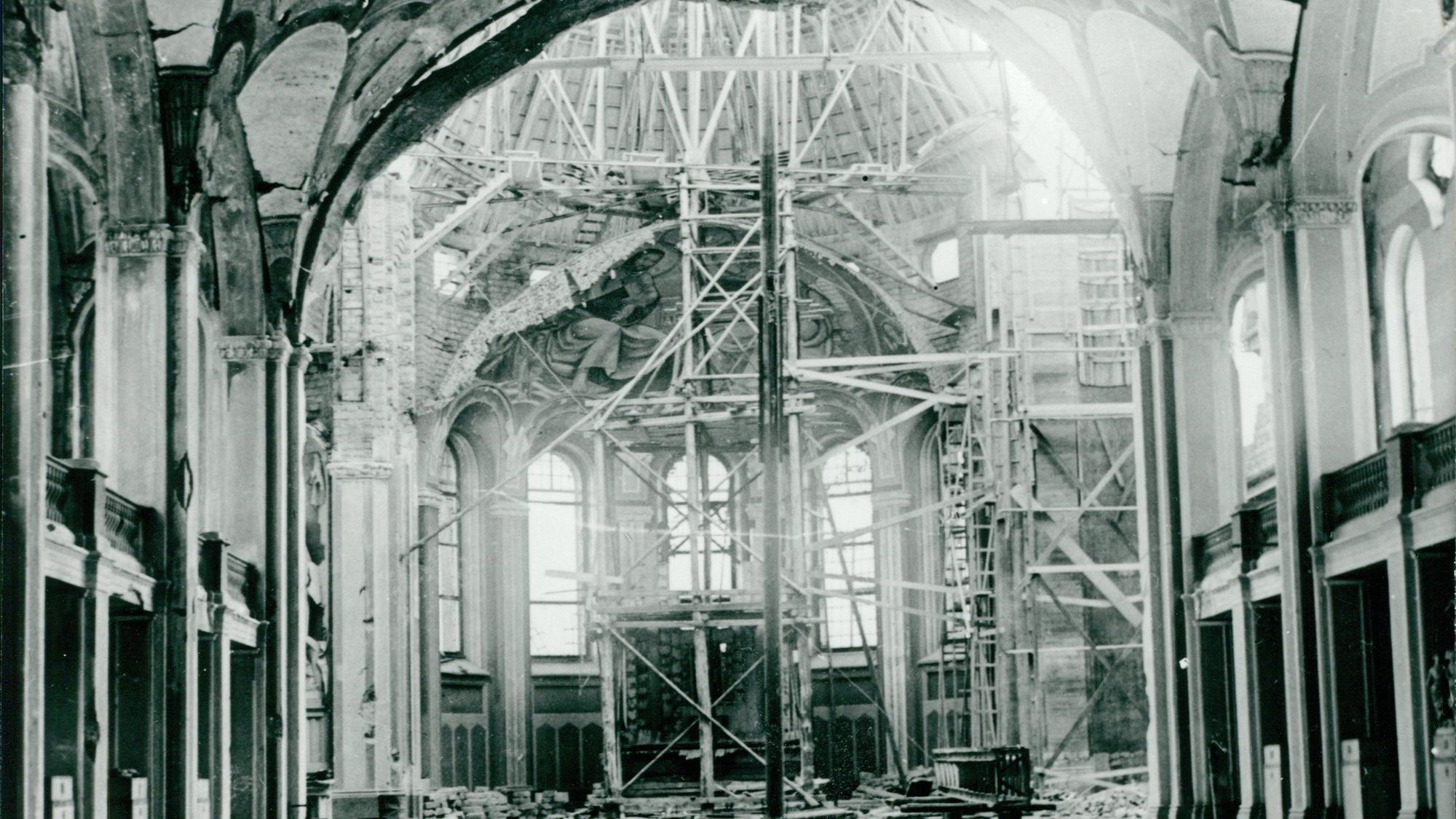 Das Gebäude musste nach den Bombenangriffen gestützt werden.