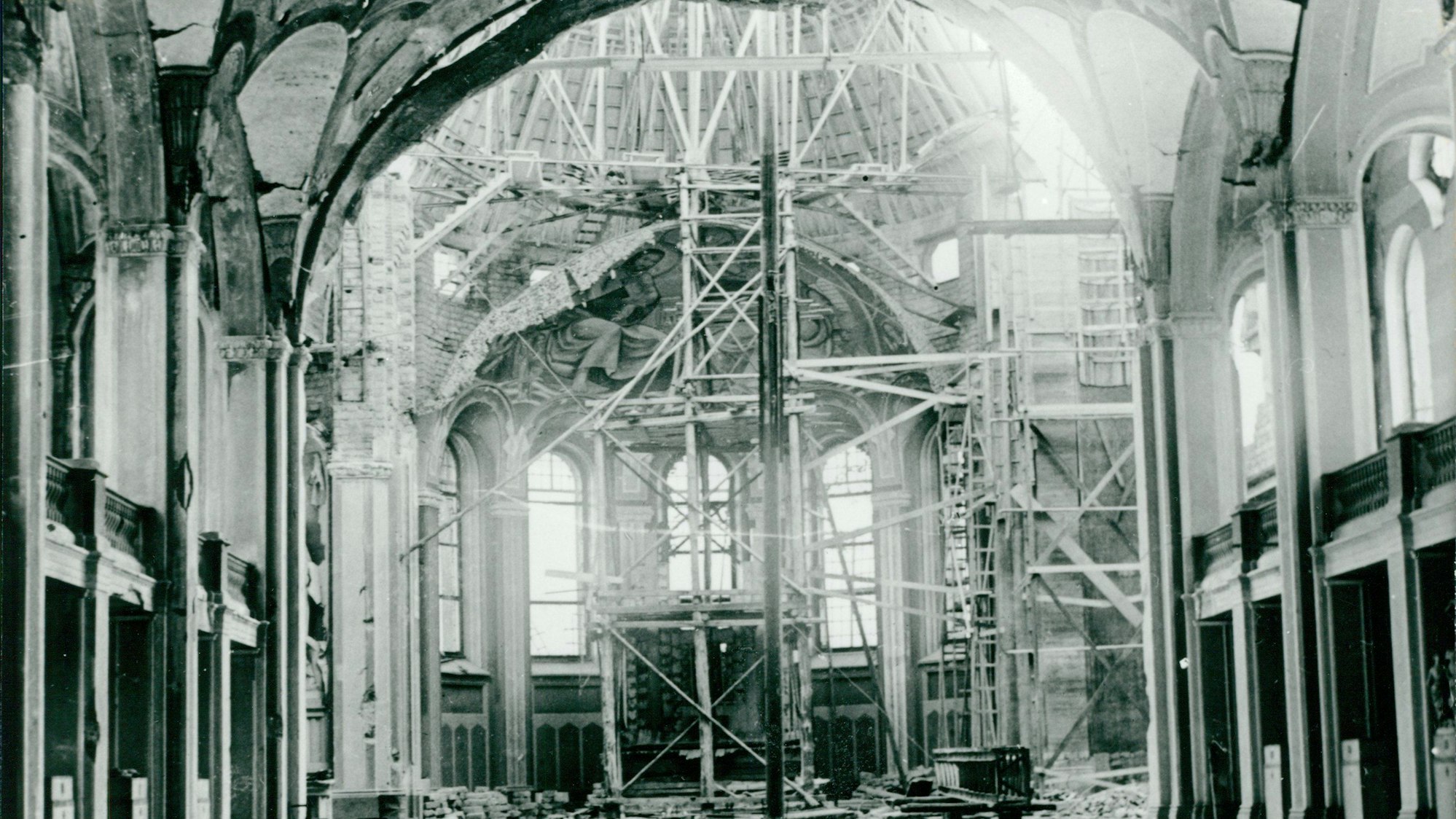 Das Gebäude musste nach den Bombenangriffen gestützt werden.