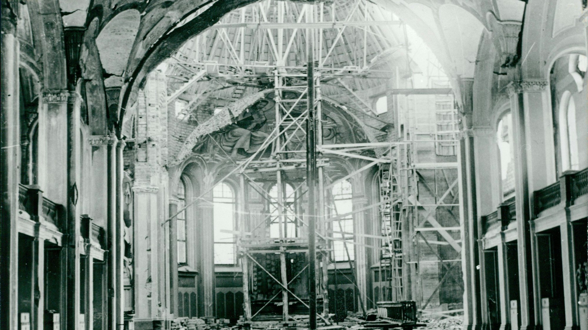Das Gebäude musste nach den Bombenangriffen gestützt werden.