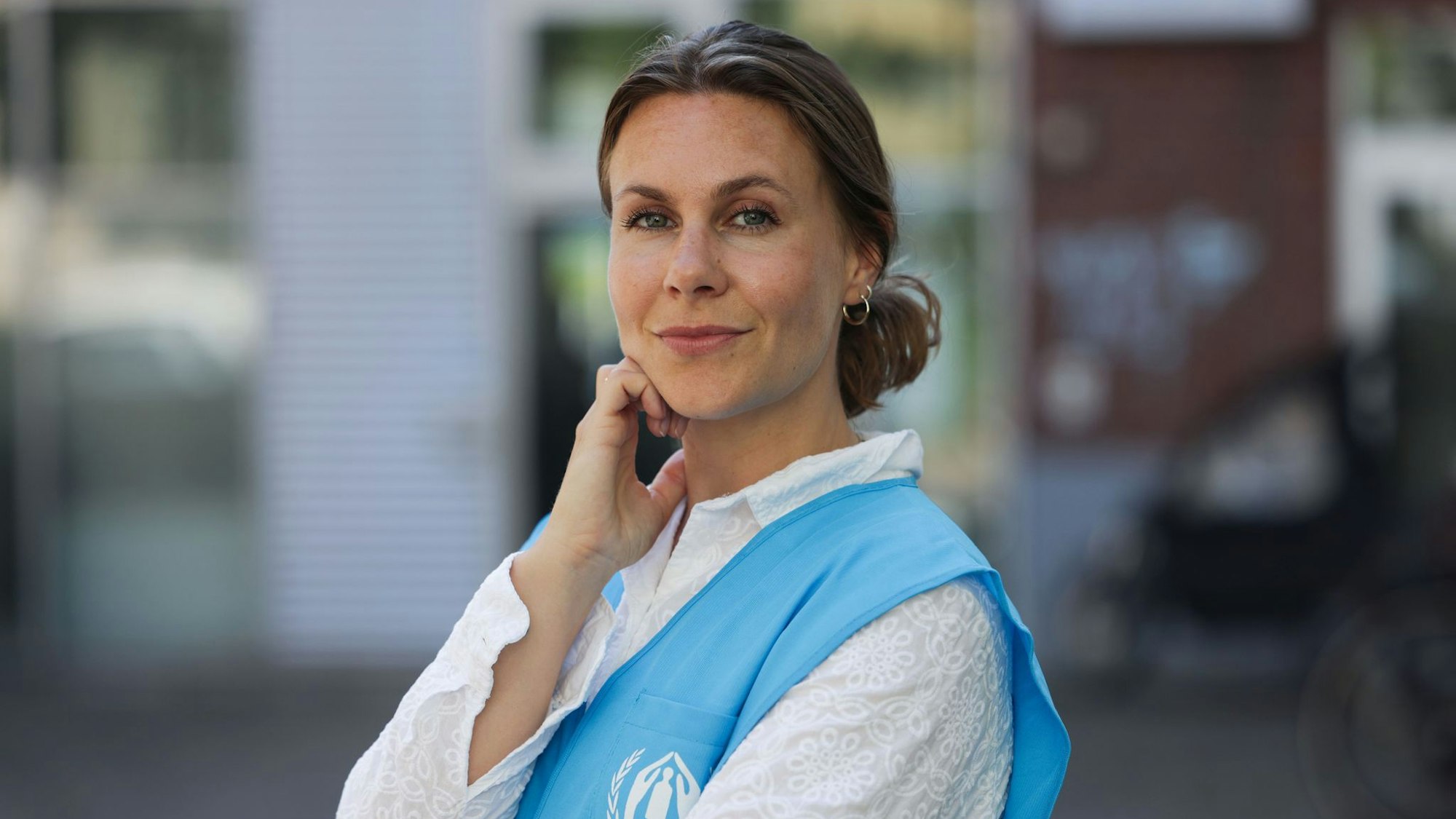 Die UNHCR-Mitarbeiterin Nina Winzen in blauer Weste.