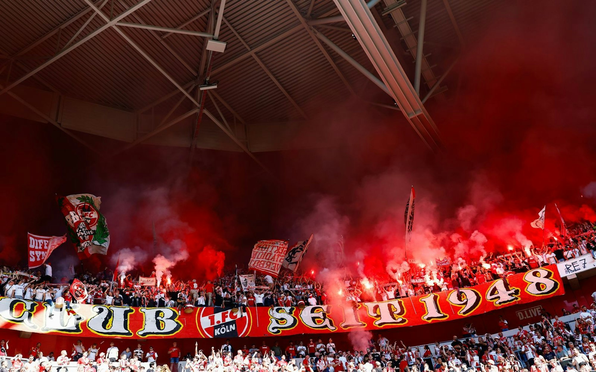 Rauchschwaden von den Rängen trübten beim Rhein-Derby auch auf dem Spielfeld zwischenzeitlich die Sicht. (Bild: 2024 Getty Images/Leon Kuegeler)