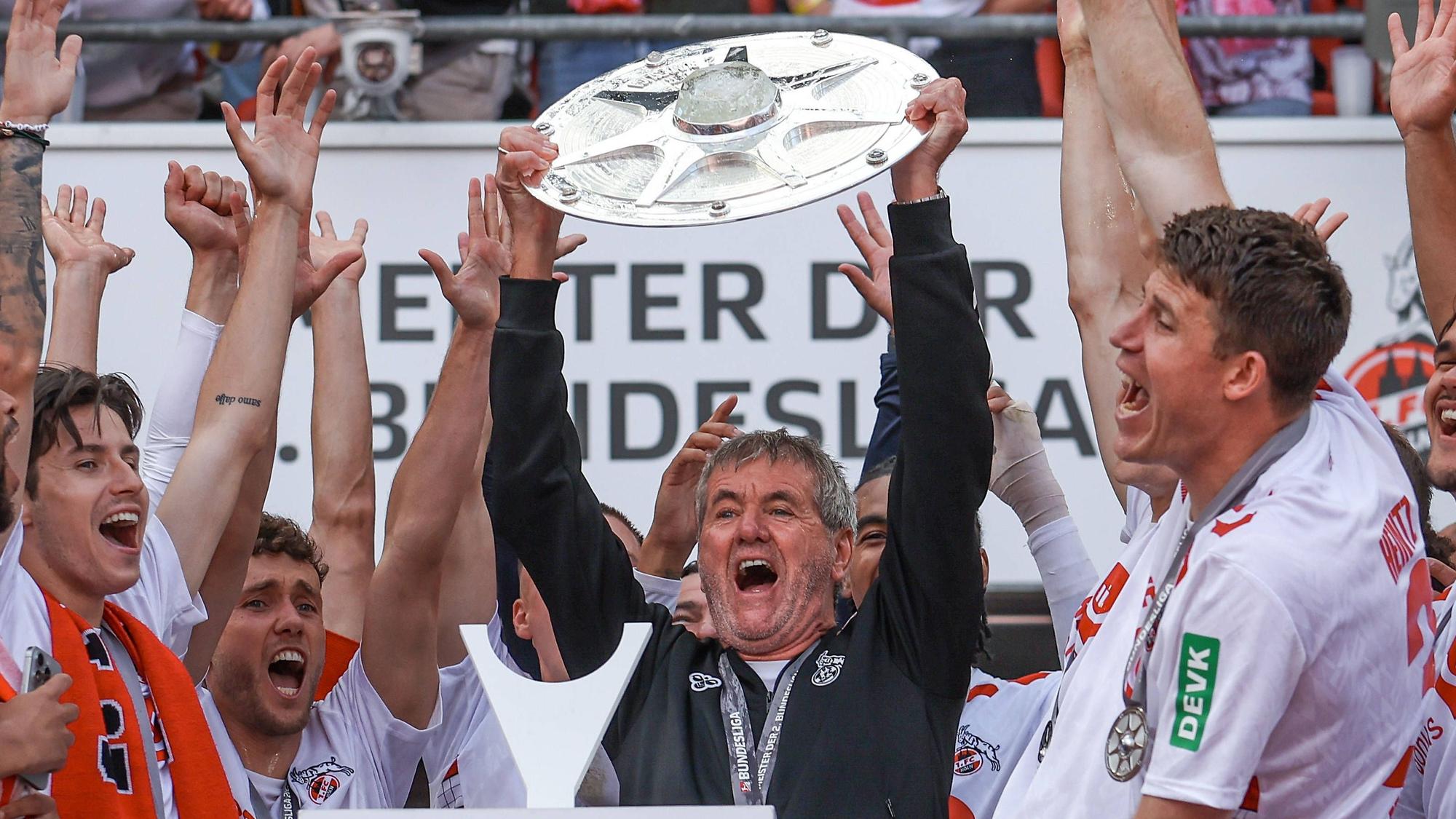 2. Bundesliga - 24/25 - 1. FC Köln - 1. FC Kaiserslautern am 18.05.2025 im RheinEnergieSTADION in Köln Jubel und Freude über die Meisterschaft bei der Mannschaft des 1 FC Köln, hier hält Trainer / Head Coach Friedhelm Funkel Koeln die Schale hoch *** 2 Bundesliga 24 25 1 FC Köln 1 FC Kaiserslautern on 18 05 2025 at RheinEnergieSTADION in Cologne Cheers and joy about the championship at the team of 1 FC Köln, here coach Head Coach Friedhelm Funkel Koeln holds up the cup MH