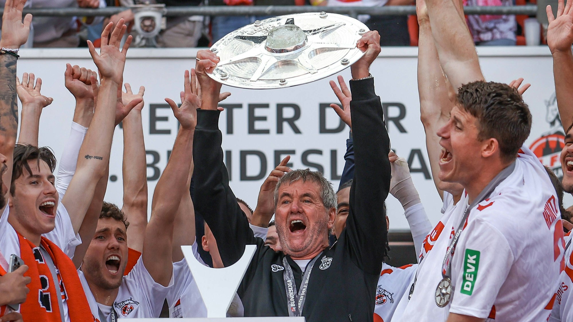 2. Bundesliga - 24/25 - 1. FC Köln - 1. FC Kaiserslautern am 18.05.2025 im RheinEnergieSTADION in Köln Jubel und Freude über die Meisterschaft bei der Mannschaft des 1 FC Köln, hier hält Trainer / Head Coach Friedhelm Funkel Koeln die Schale hoch *** 2 Bundesliga 24 25 1 FC Köln 1 FC Kaiserslautern on 18 05 2025 at RheinEnergieSTADION in Cologne Cheers and joy about the championship at the team of 1 FC Köln, here coach Head Coach Friedhelm Funkel Koeln holds up the cup MH