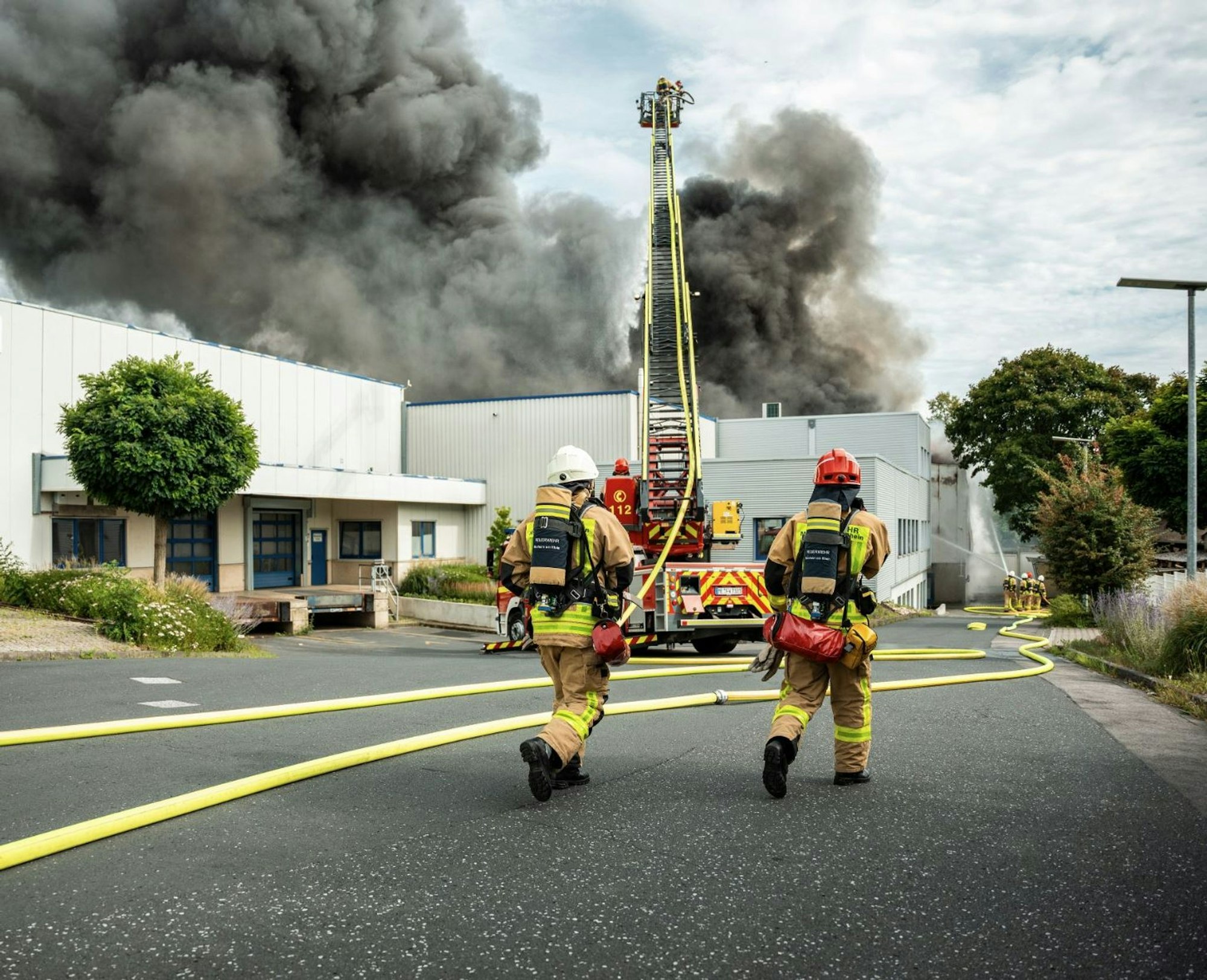 Nach dem Großbrand in Monheim sorgen Messergebnisse des Landesumweltamts für Erleichterung. (Archivbild)