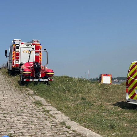 Einsatzfahrzeuge der Feuerwehr Dinslaken am Rhein in Voerde, nachdem Passanten eine Leiche im Wasser entdeckt hatten.