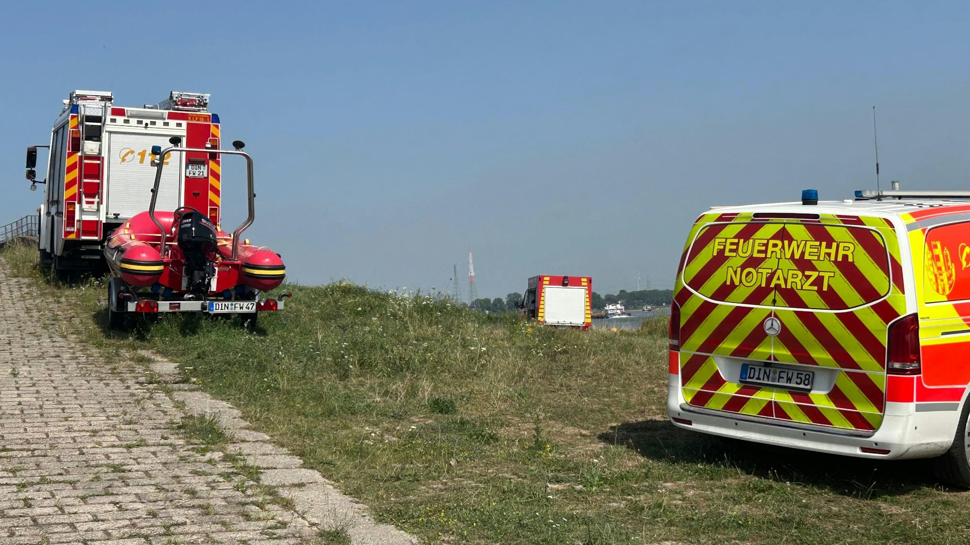 Einsatzfahrzeuge der Feuerwehr Dinslaken am Rhein in Voerde, nachdem Passanten eine Leiche im Wasser entdeckt hatten.
