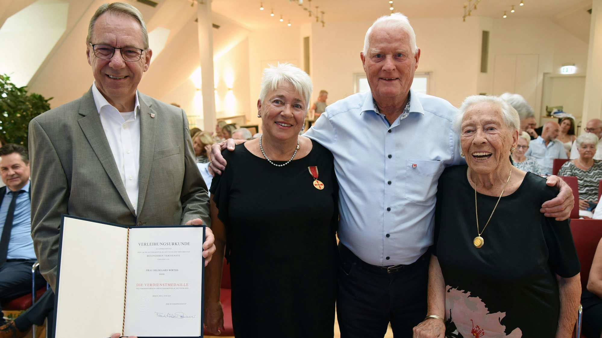 Landrat Jochen Hagt mit der Urkunde neben Hildegard Wirths, Ehemann Jürgen und ihrer Mutter Marianne von Ameln (v.l.).