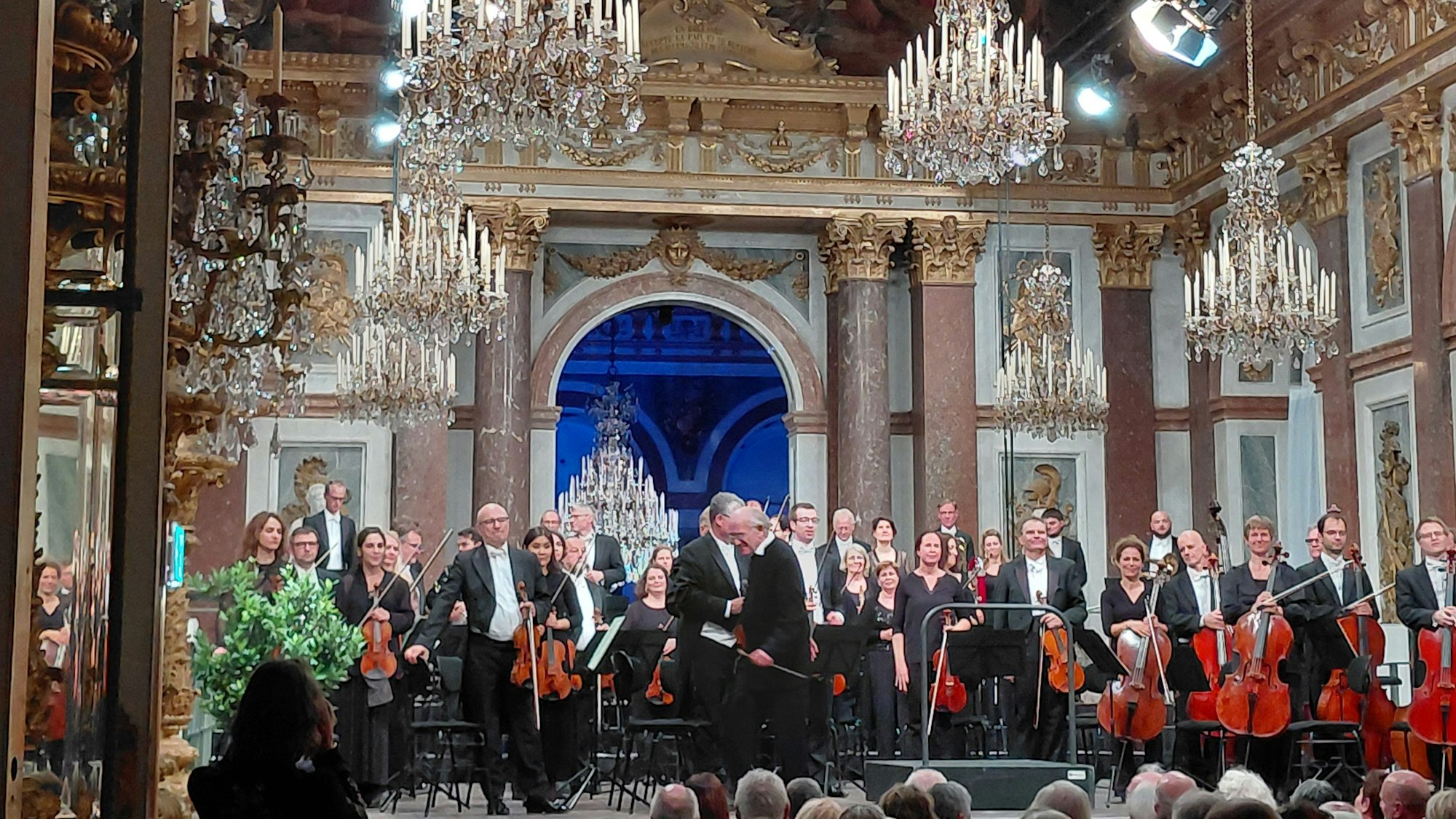 Die Westdeutsche Sinfonia unter der Leitung von Dirk Joeres hatte ein Gastspiel auf den Herrenchiemsee-Festspielen.
