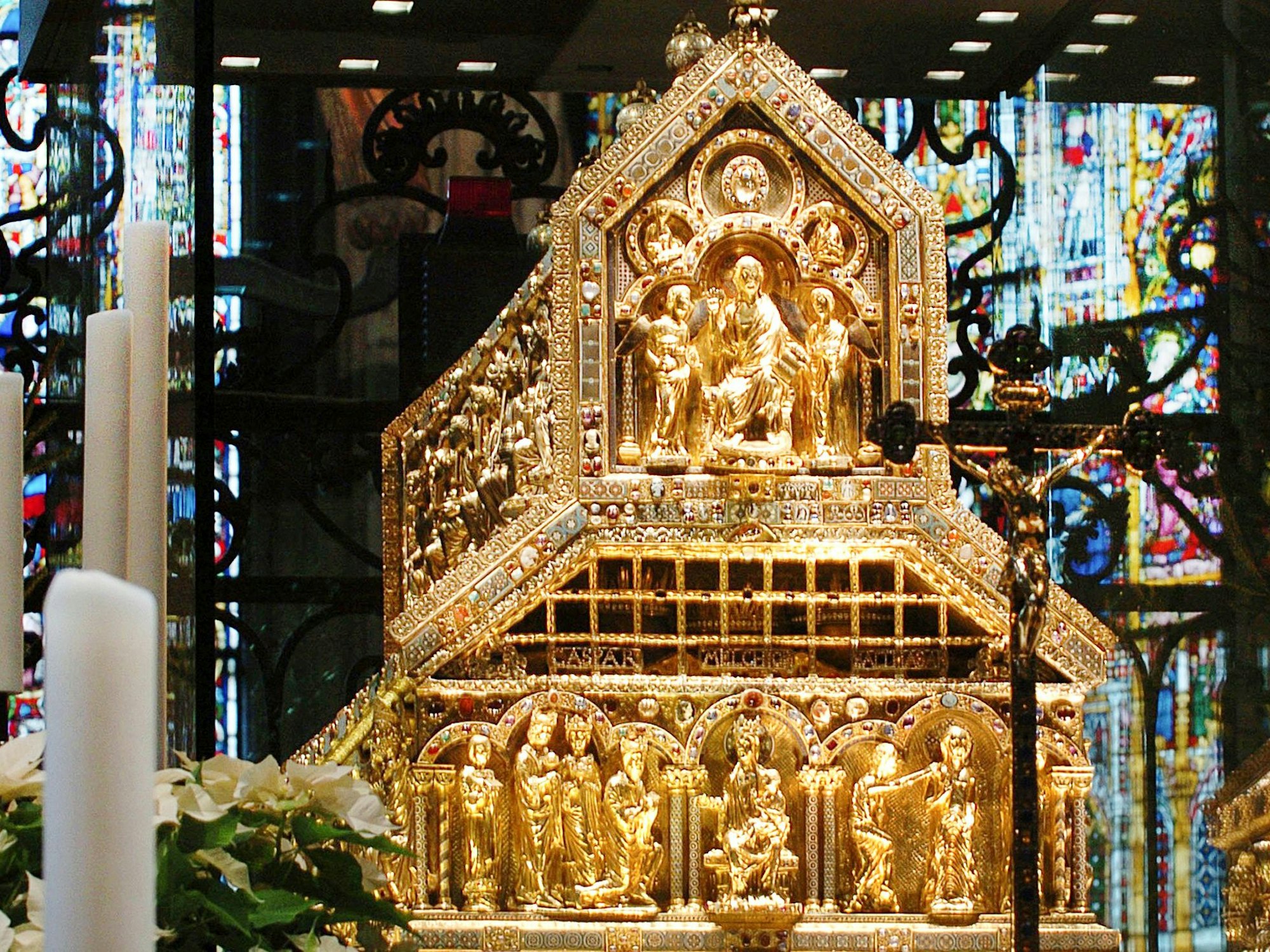 Der Schrein der Heiligen Drei Könige im Kölner Dom. Jedes Jahr am 6. Januar wird der goldene Schrein im Kölner Dom geöffnet.