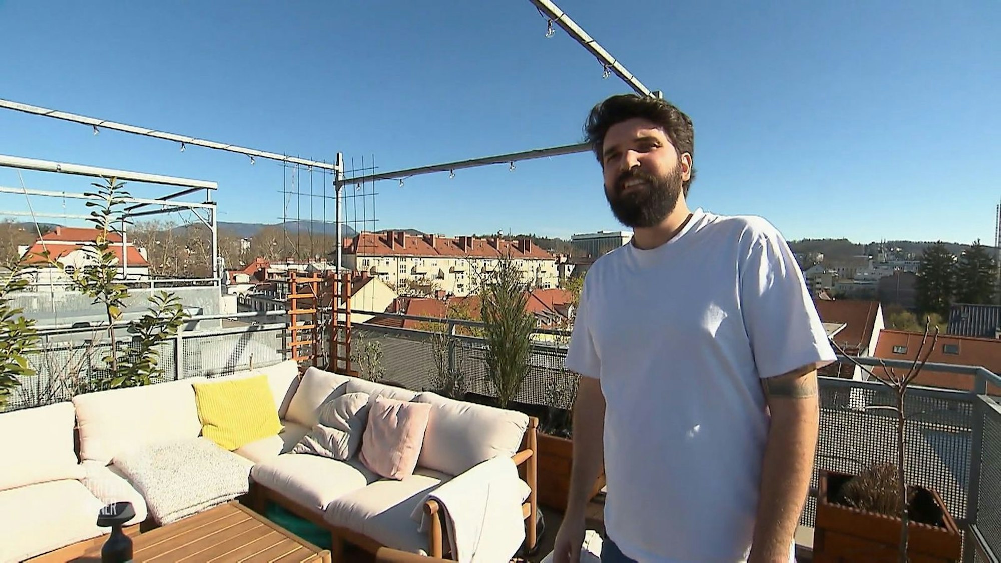 Armins Dachterrasse bietet eine wunderbare Aussicht auf die Stadt und die Berge.
(Bild: RTL)