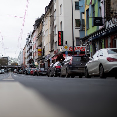 In einer Bar im Bereich der Zülpicher Straße kam es zu dem Messereinsatz auf der Herrentoilette.