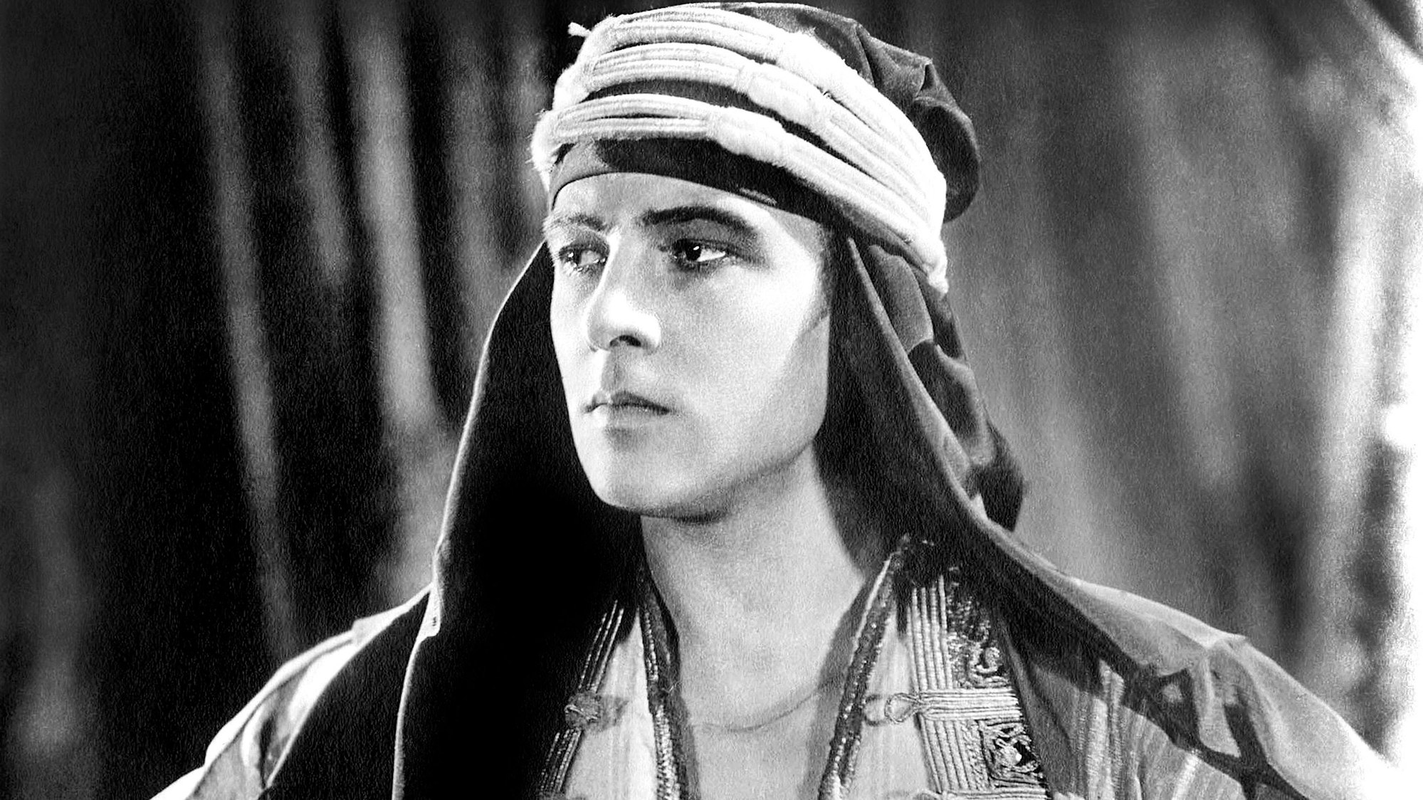Rudolph Valentino als Scheich.