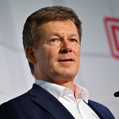 das Bild zeigt den Vorstandsvorsitzenden der Deutschen Bahn, Richard Lutz, bei einer Veranstaltung in Erfurt. Foto: Martin Schutt/dpa