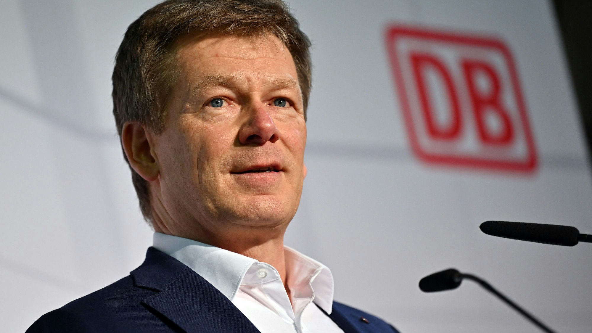 das Bild zeigt den Vorstandsvorsitzenden der Deutschen Bahn, Richard Lutz, bei einer Veranstaltung in Erfurt. Foto: Martin Schutt/dpa