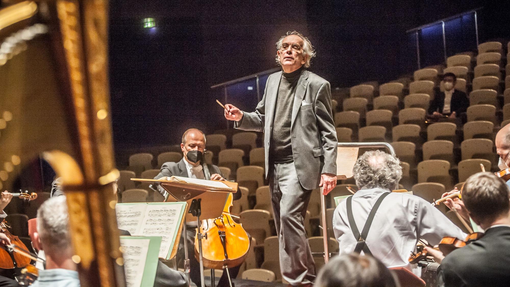 Dirk Joeres dirigiert die Westdeutsche Sinfonia.