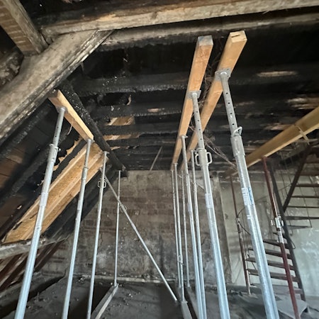 Verkohltes Dachgebälk: Teile des Klosters der Steyler Missionare werden nach dem Brandschaden vom 15. November 2023 saniert.