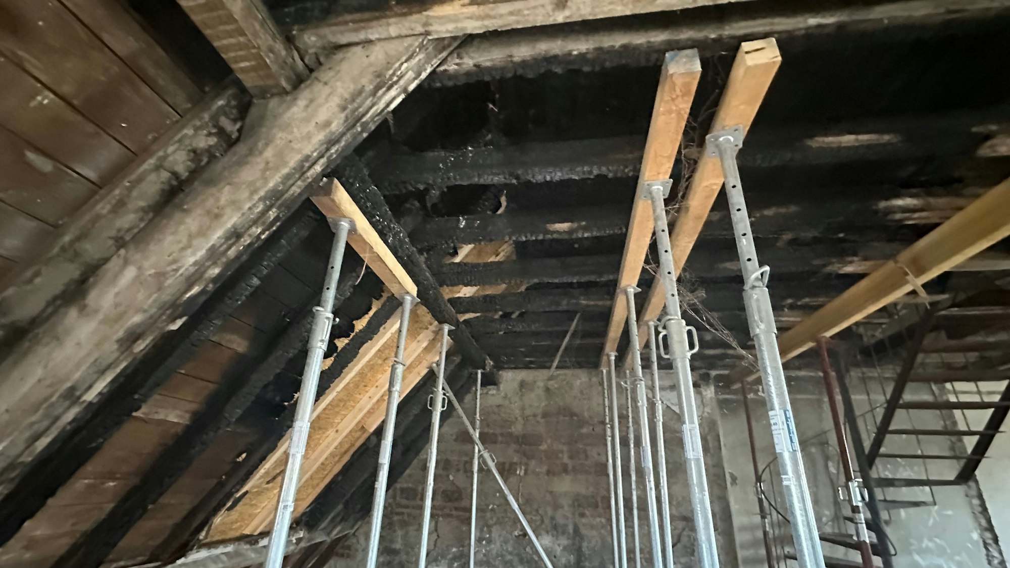 Verkohltes Dachgebälk: Teile des Klosters der Steyler Missionare werden nach dem Brandschaden vom 15. November 2023 saniert.