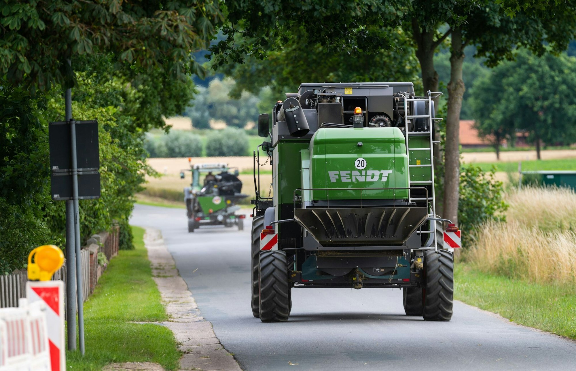 Ist ausreichend Platz und die Strecke gut einsehbar? Auto- und Motorradfahrer sollten vor allem beim Überholen landwirtschaftlicher Fahrzeuge noch vorsichtiger sein.