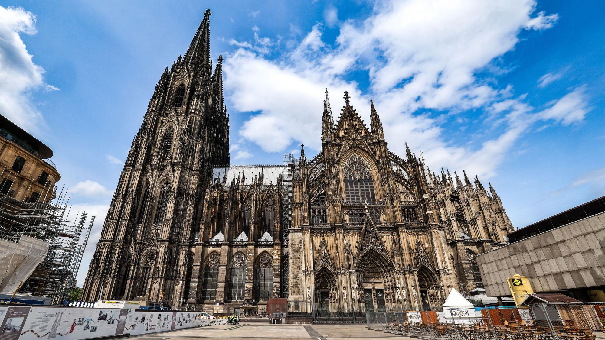 ARCHIV - 04.06.2025, Nordrhein-Westfalen, Köln: Die Domplatte vor dem Kölner Dom lag in der Evakuierungszone und war menschenleer. (zu dpa: «Halbjahresbilanz: Mehr Blindgänger und mehr Sprengungen») Foto: Christoph Reichwein/dpa +++ dpa-Bildfunk +++