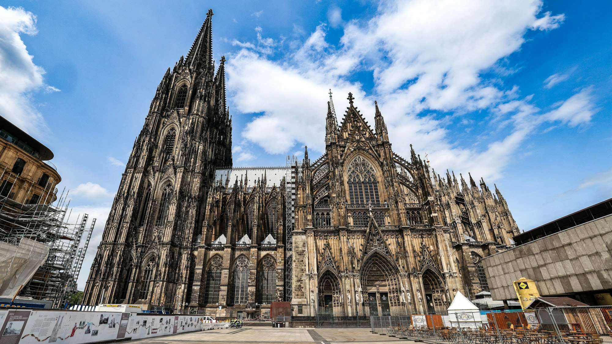 ARCHIV - 04.06.2025, Nordrhein-Westfalen, Köln: Die Domplatte vor dem Kölner Dom lag in der Evakuierungszone und war menschenleer. (zu dpa: «Halbjahresbilanz: Mehr Blindgänger und mehr Sprengungen») Foto: Christoph Reichwein/dpa +++ dpa-Bildfunk +++