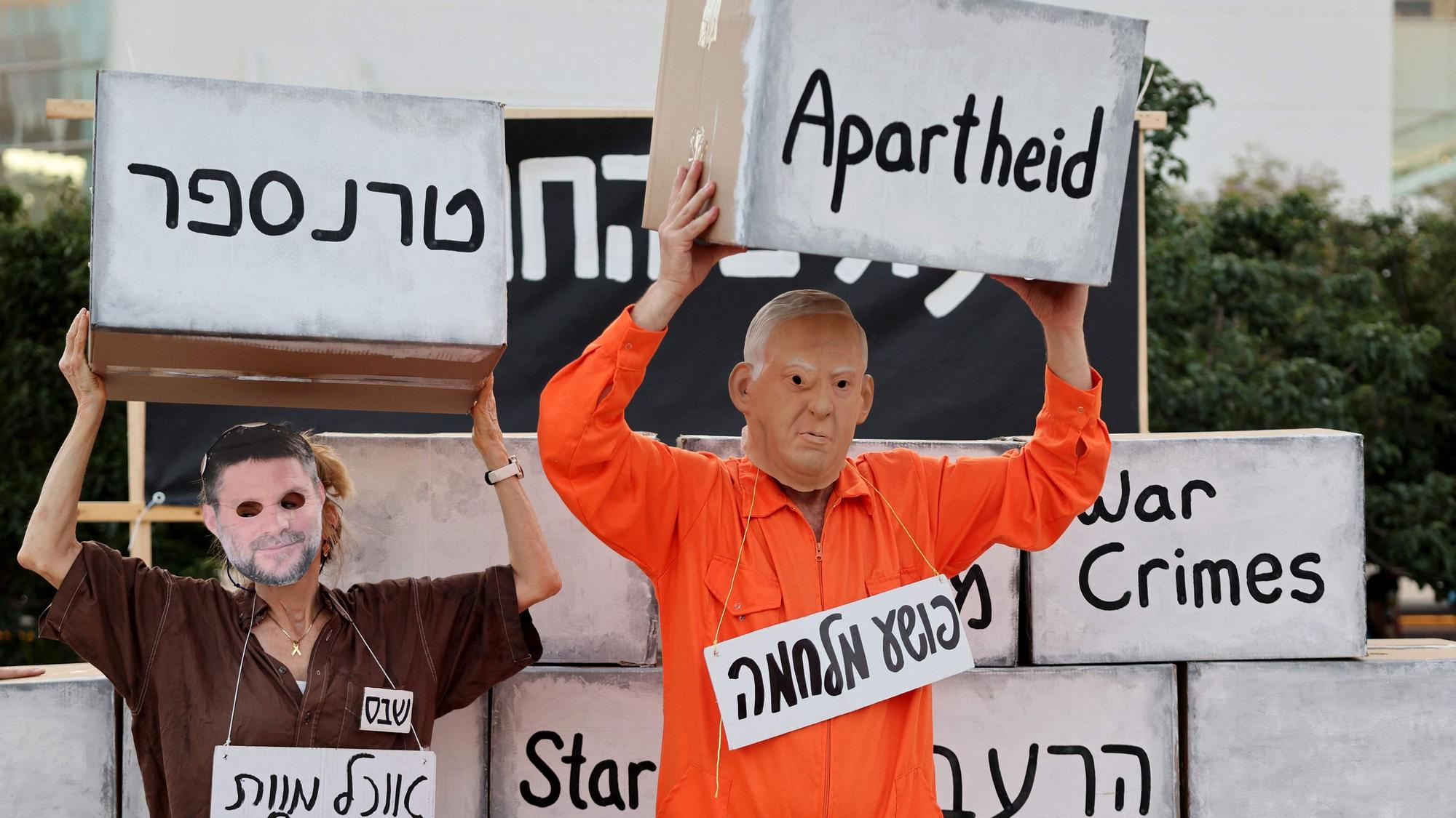 Widerstand auch in Israel: Demonstranten in Tel Aviv tragen Masken mit den Gesichtern Smotrichs und Netanjahus. Sie werfen ihnen Kriegsverbrechen und Apartheid-Methoden vor.