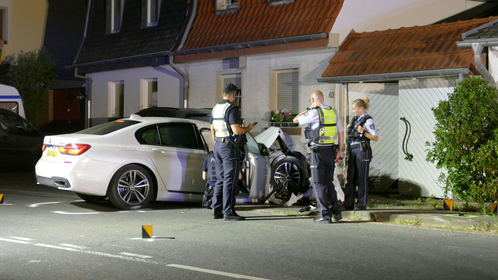 Beamte der Polizei nehmen Spuren am Unfallort in Bornheim auf.