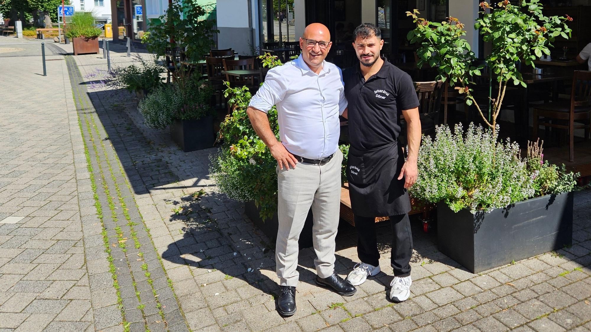 Cafer Kasisari und sein Sohn Mahmut stehen vor ihrem Restaurant.