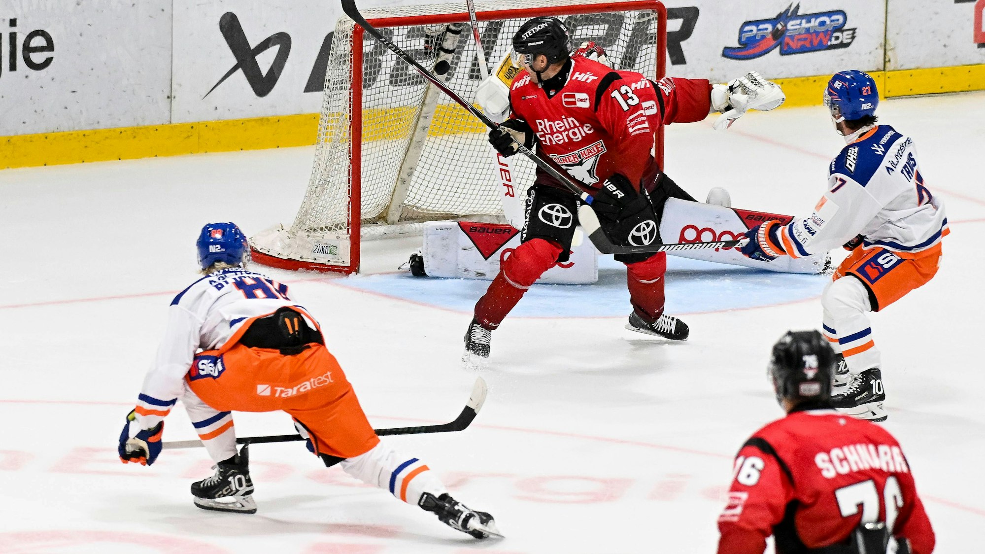 Eishockey DEL 25/26: Testspiel Kölner Haie vs Tappara Tampere am 14.8.2025 in der Kölnarena 2/Haie_Zentrum Joachim Blichfeld Nr.88/Tappera Tampere erziehlt das Tor zum 0:1 *** Ice Hockey DEL 25 26 Test match Cologne Sharks vs Tappara Tampere on 14 8 2025 in the Kölnarena 2 Sharks center Joachim Blichfeld Nr 88 Tappera Tampere scores the goal to 0 1 wd