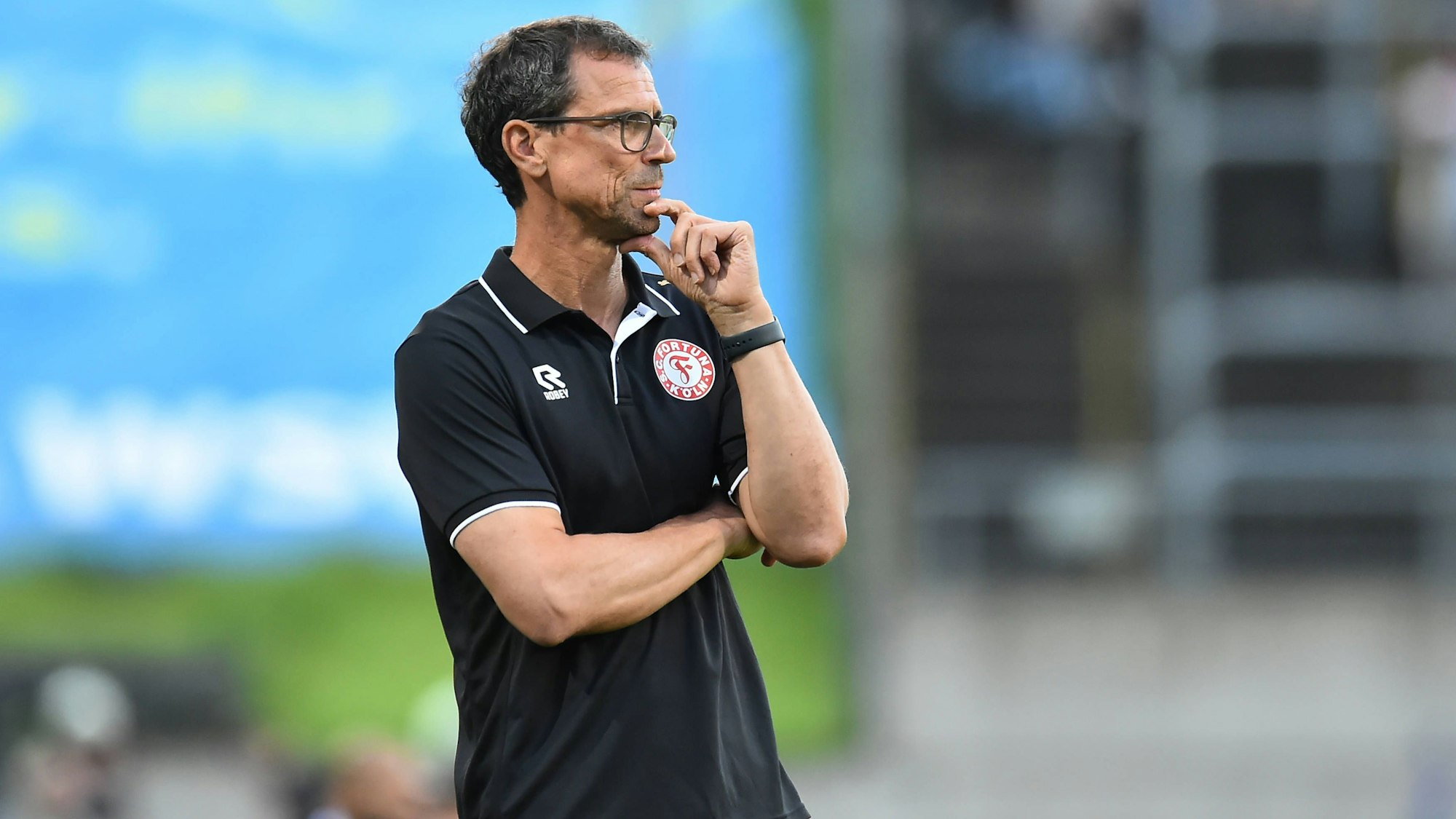 Fortuna-Trainer Matthias Mink schaut nachdenklich auf das Spielgeschehen
